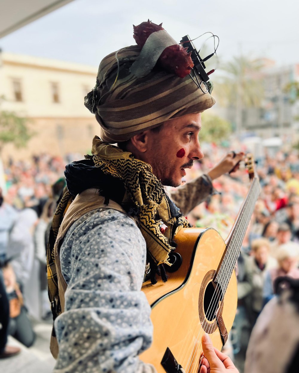 Sergio Gallardo tocando en una agrupación del Carnaval de Cádiz
