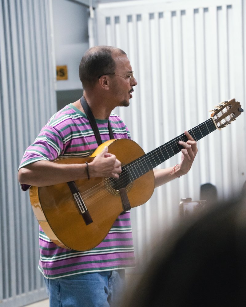 Sergio Gallardo enseñando guitarra